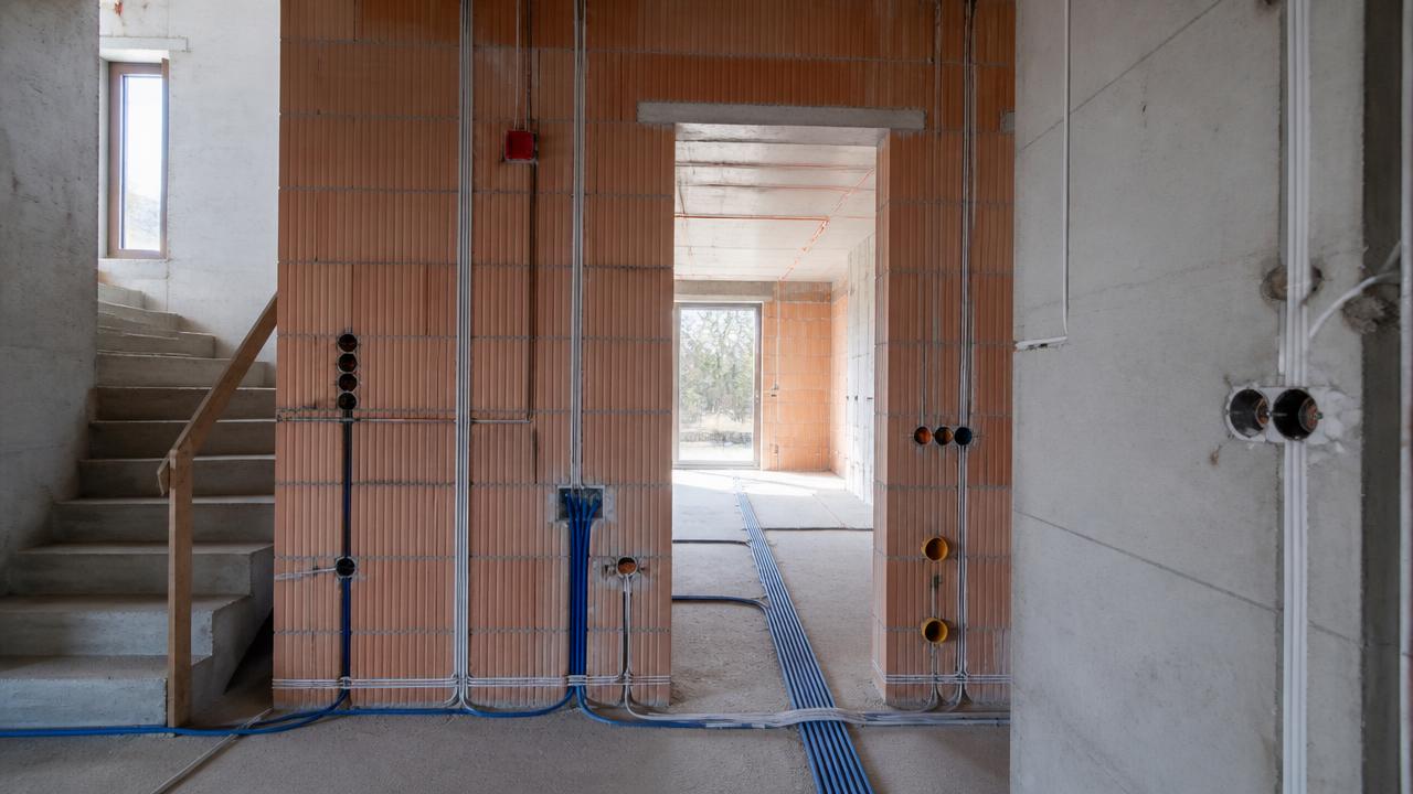 Elektroinstallation im Rohbau mit Leerrohren und Unterputzdosen