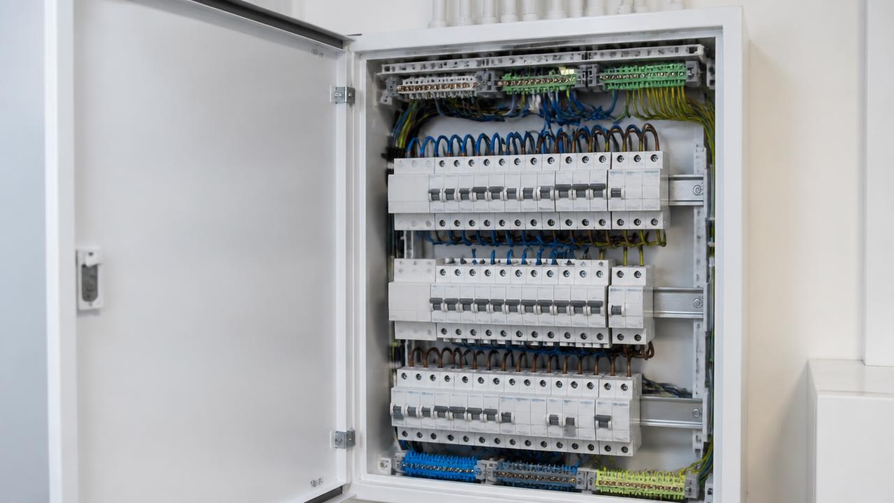 Modernisierter Zählerschrank mit neuen Sicherungsautomaten und FI-Schutzschaltern